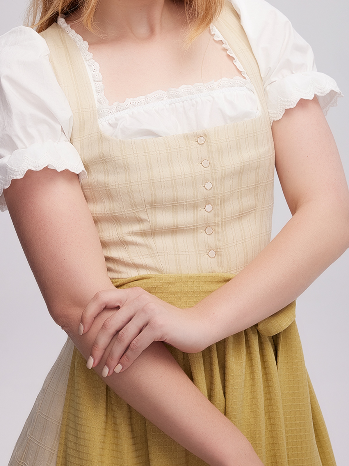 Moderne dunkelblaue Dirndlbluse mit elegantem Schnitt