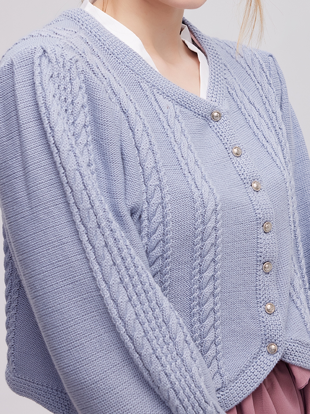 Dirndl in Blau mit Strickmuster