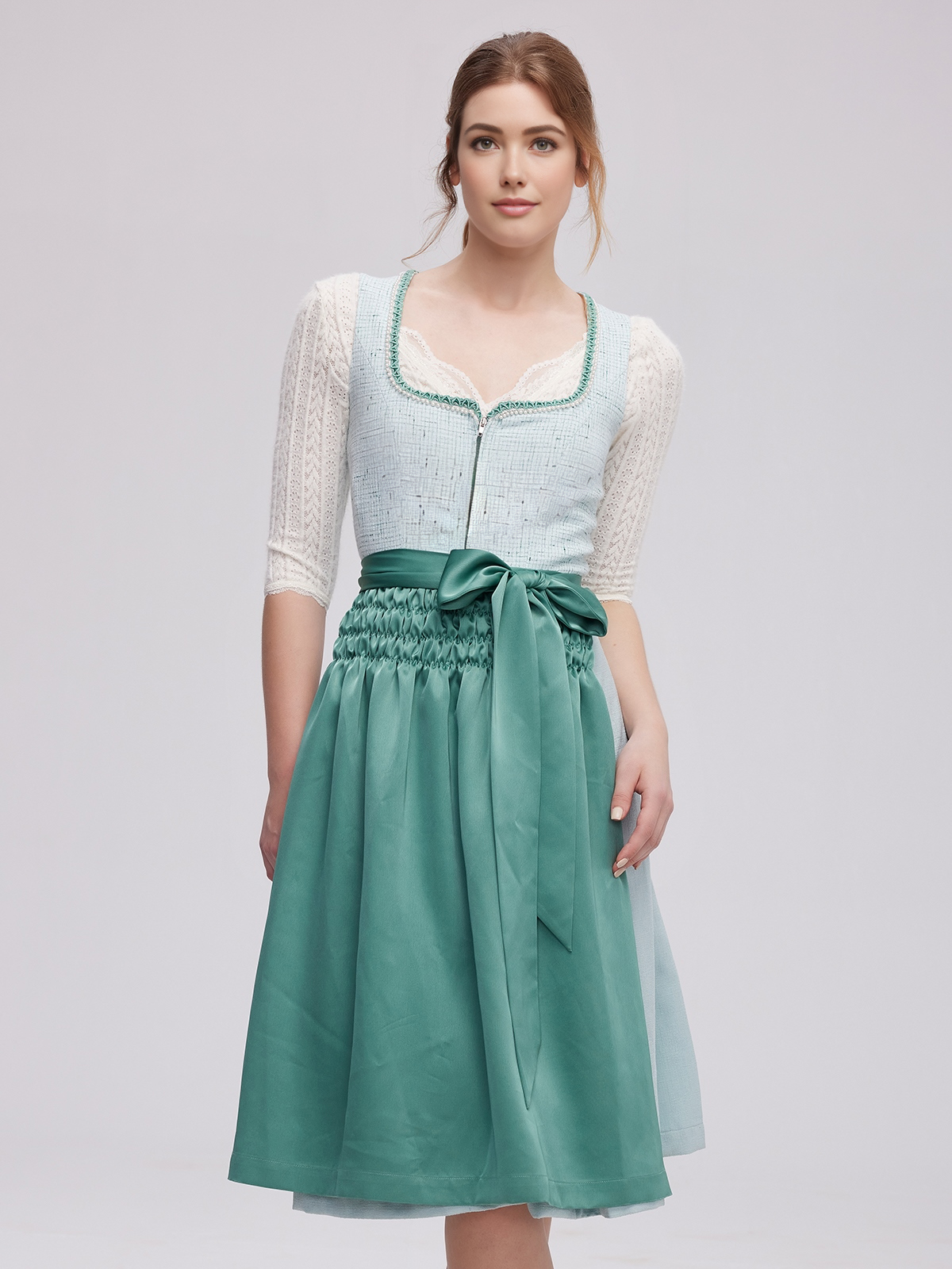 Dirndlbluse Oliv in eleganter Ausführung