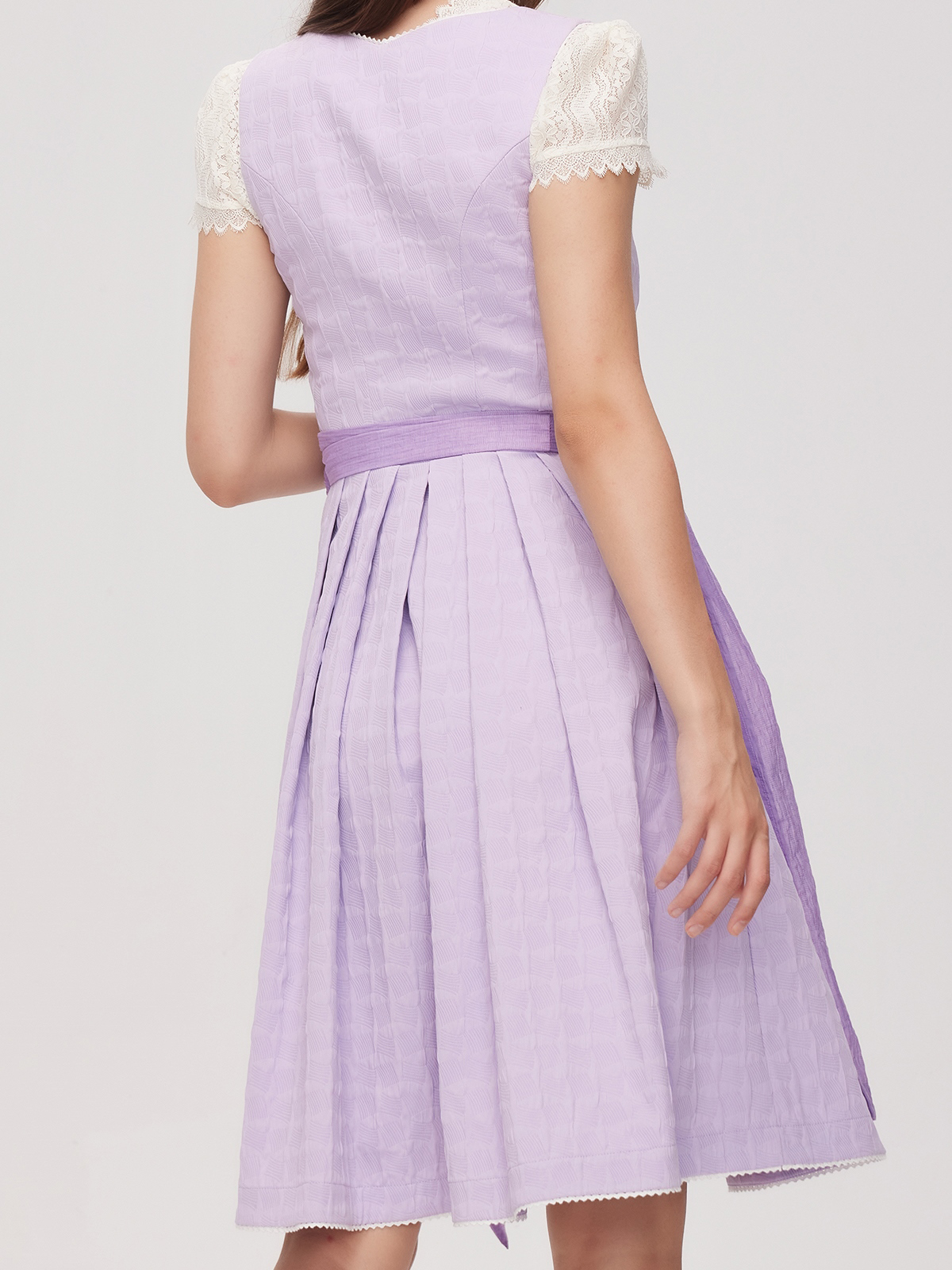 Dirndl in Lila – Ein Hauch von Romantik und Tradition